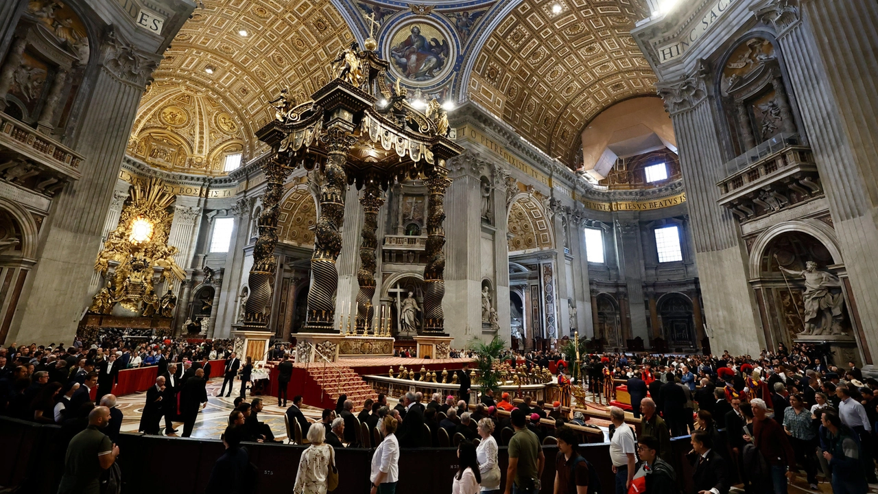 I fedeli in fila a San Pietro per rendere omaggio a Papa Francesco