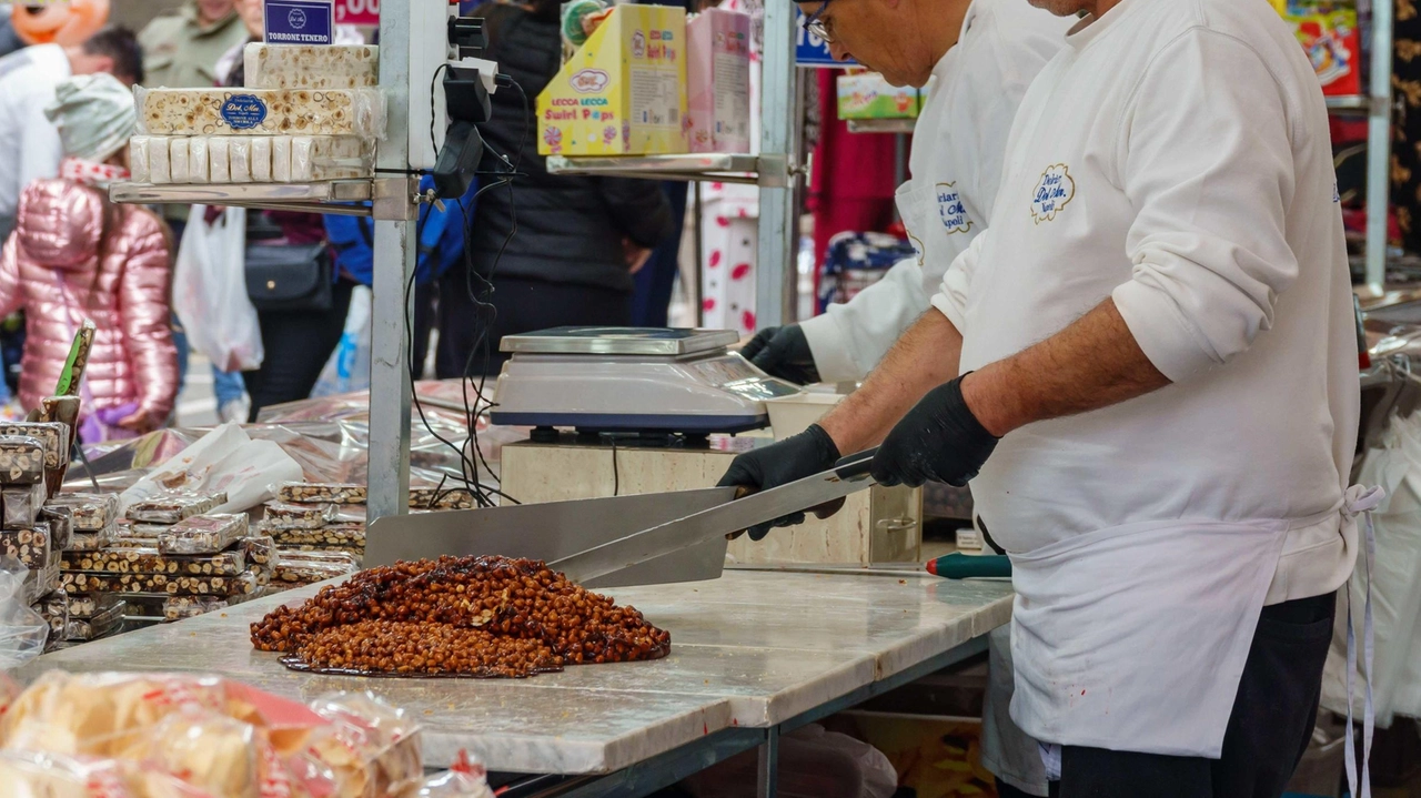 Due momenti della Fiera di San Giuseppe edizione 2025: quest’anno il format è stato confermato, non c’è stata possibilità di aprire gli stand di domenica come richiesto da alcune associazioni di categoria (foto Alexia Frascatore) Due momenti della Fiera di San Giuseppe edizione 2025: quest’anno il format è stato confermato, non c’è stata possibilità di aprire gli stand di domenica come richiesto da alcune associazioni di categoria (foto Alexia Frascatore)