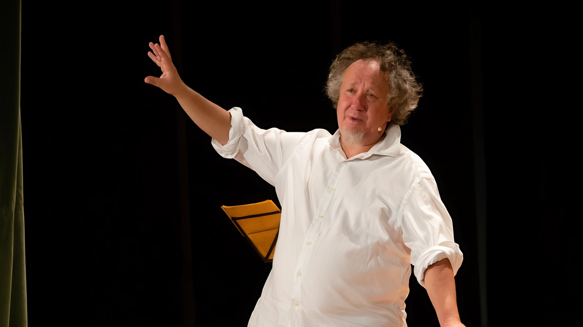 Venerdì alle 21 al teatro Verdi andrà in scena lo spettacolo dedicato a Modugno. Venerdì alle 21 al teatro Verdi andrà in scena lo spettacolo dedicato a Modugno.