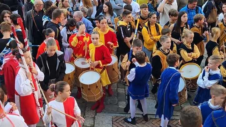 Dai bambini agli udilti, il Bravìo delle Botti riesce a mettere insieme una bella comunità e ieri tutto è stato perfetto: dalla competizione, allo spettacolo per una festa che va oltre la tradizione