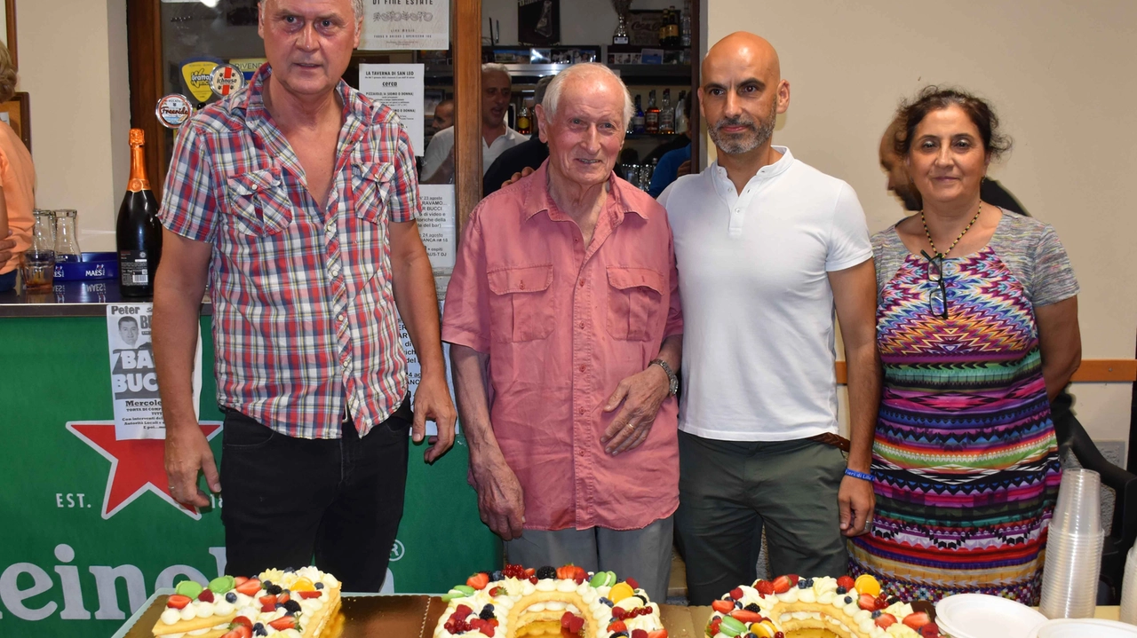 Alla festa organizzata per i 95 anni di Domenico e per il secolo del Bar Bucci c’era anche il sindaco Alla festa organizzata per i 95 anni di Domenico e per il secolo del Bar Bucci c’era anche il sindaco