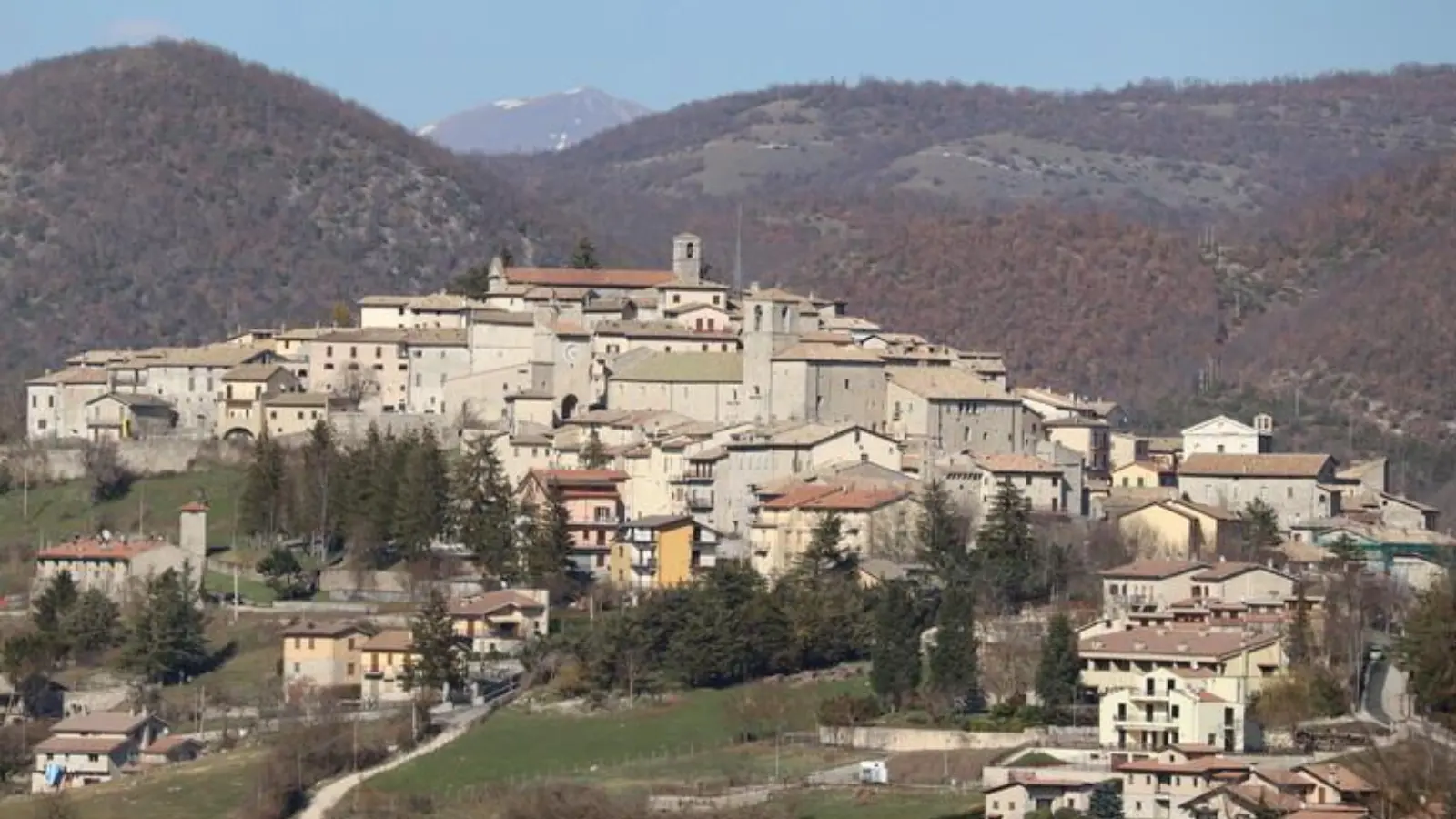 Un intero borgo affittato per un matrimonio. Angelo e Penelope come Jeff Bezos