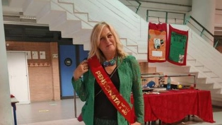 Simona Zoppi durante la festa a scuola con la simpatica fascia di “pensionata“, uno dei regali ricevuti dalle colleghe per la conclusione della carriera nella scuola pubblica Simona Zoppi durante la festa a scuola con la simpatica fascia di “pensionata“, uno dei regali ricevuti dalle colleghe per la conclusione della carriera nella scuola pubblica
