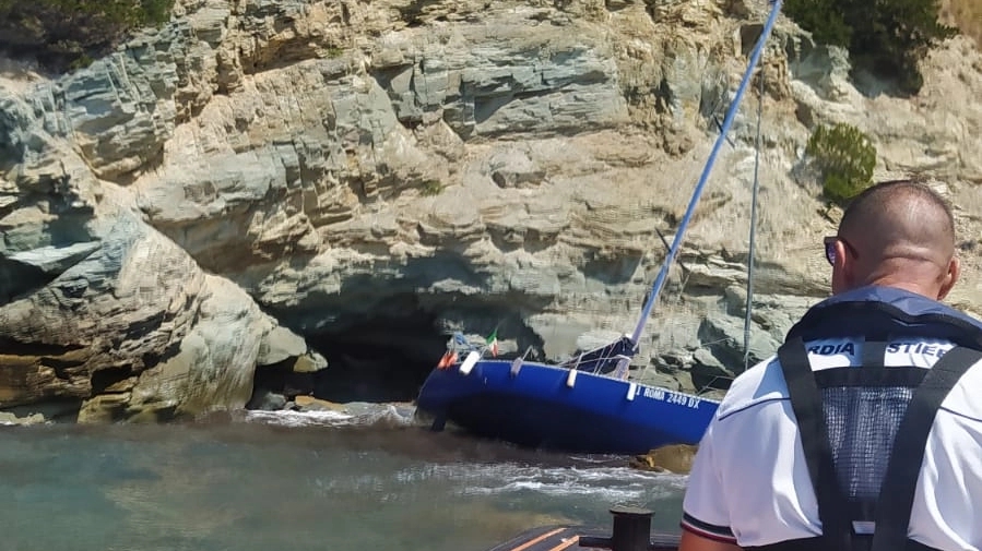 La barca incagliata all'Argentario La barca incagliata all'Argentario