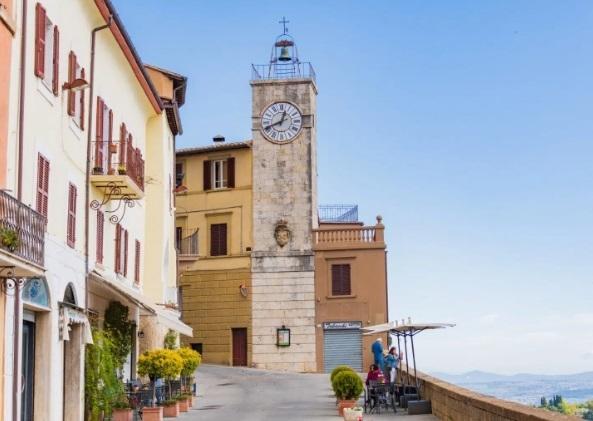 https://www.lanazione.it/image-service/view/acePublic/alias/contentid/YmMwZDUxYzUtZWYzNS00/0/torre-dellorologio-luogo-della-memoria.jpeg