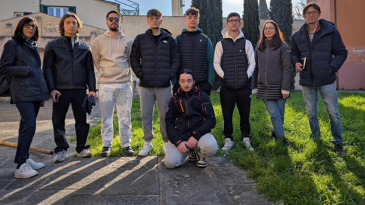 I ragazzi dell’istituto De Franceschi - Pacinotti che parteciperanno alla riqualificazione del giardino I ragazzi dell’istituto De Franceschi - Pacinotti che parteciperanno alla riqualificazione del giardino