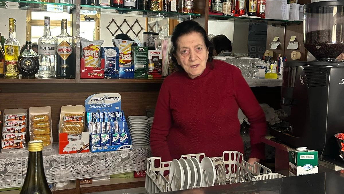 Marisa Zamperini dietro al bancone del suo bar a Celle sul Rigo