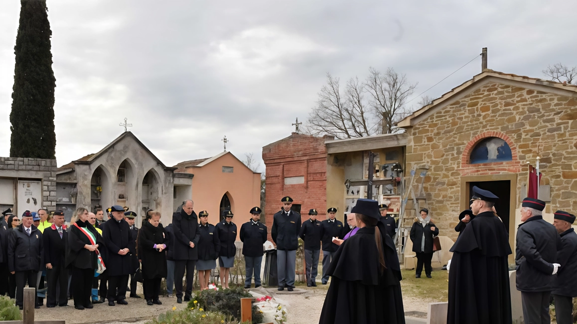 L’omaggio sulla tomba di Emanuele Petri al cimitero di Vernazzano Il poliziotto fu ucciso in treno dalle Br durante un controllo a Castiglion Fiorentino L’omaggio sulla tomba di Emanuele Petri al cimitero di Vernazzano Il poliziotto fu ucciso in treno dalle Br durante un controllo a Castiglion Fiorentino