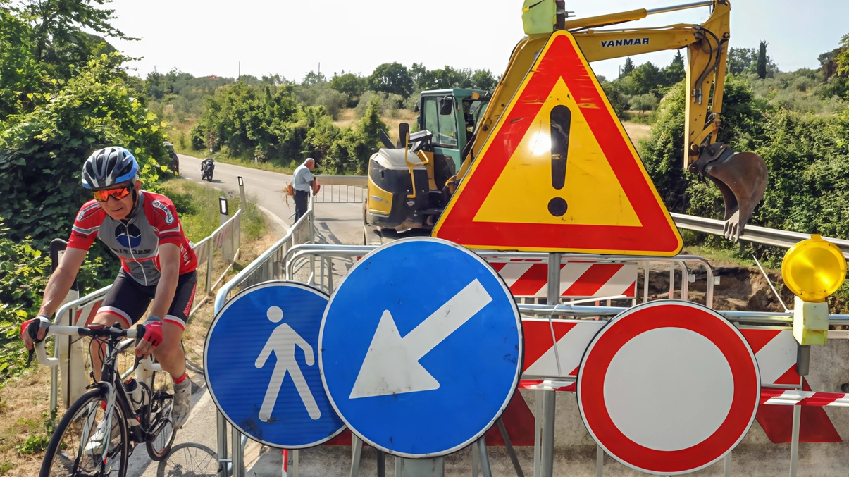 Cantieri per una vecchia frana sul territorio di Figline Valdarno: è stata riaperta la strada di Loppiano (FotocronacheGermogli) Cantieri per una vecchia frana sul territorio di Figline Valdarno: è stata riaperta la strada di Loppiano (FotocronacheGermogli)