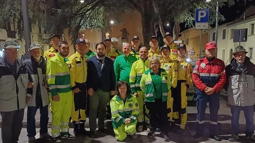 Il sindaco Edoardo Prestanti con tutti i volontari, sotto gli ‘angeli’ de La Racchetta Il sindaco Edoardo Prestanti con tutti i volontari, sotto gli ‘angeli’ de La Racchetta