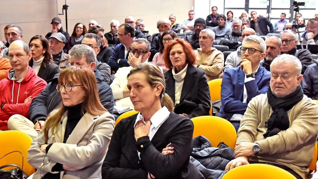 Un momento del consiglio comunale aperto che si è svolto per parlare della crisi della Venator e delle azioni a tutela dei lavoratori Un momento del consiglio comunale aperto che si è svolto per parlare della crisi della Venator e delle azioni a tutela dei lavoratori