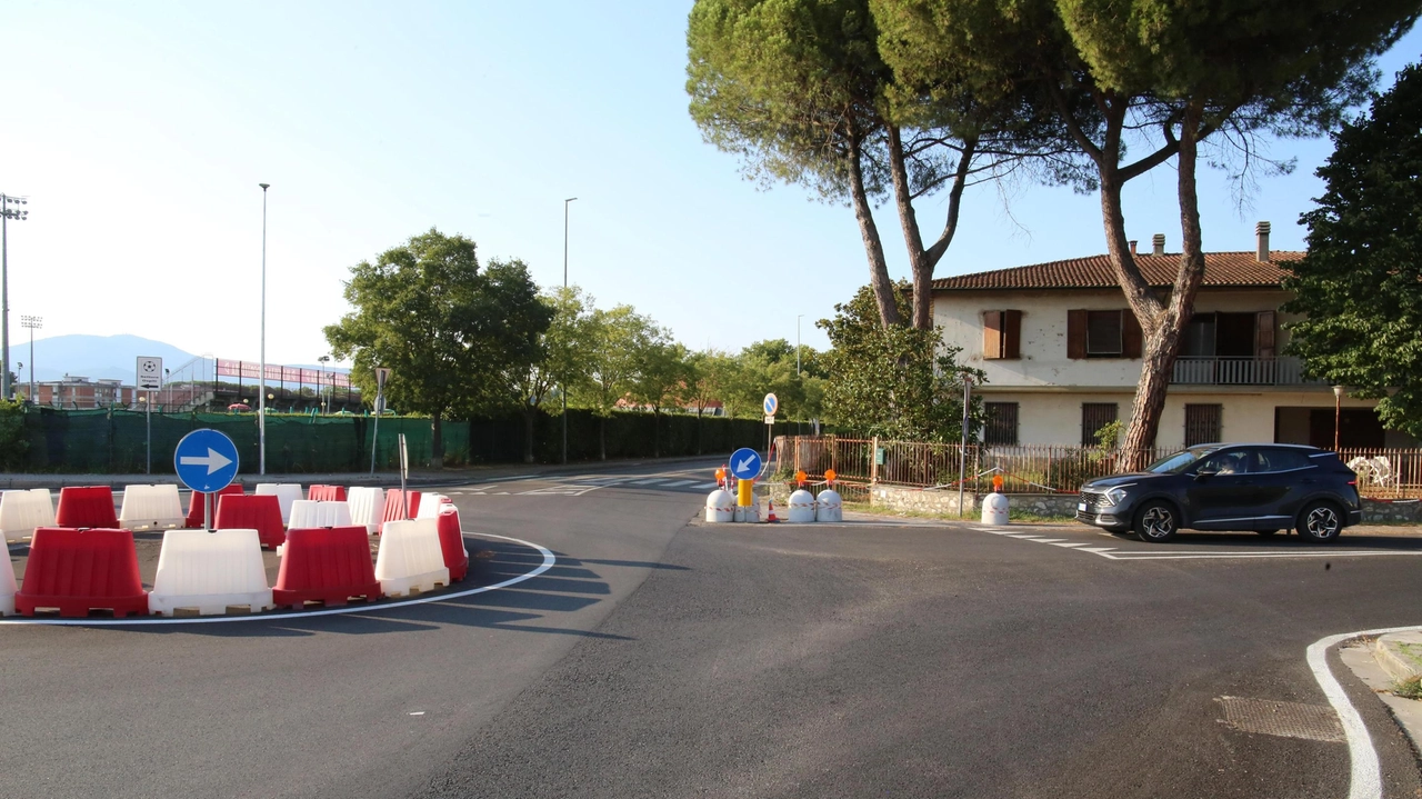 L’incrocio tra via della Costituzione e via dei Pratacci da tempo attendeva la riqualificazione. La proprietaria rivendica quella porzione di terra dove il cancello esiste da oltre un secolo. L’incrocio tra via della Costituzione e via dei Pratacci da tempo attendeva la riqualificazione. La proprietaria rivendica quella porzione di terra dove il cancello esiste da oltre un secolo.