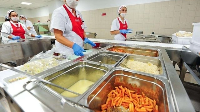 La preparazione delle pietanze da somministrare ai degenti e al personale sanitario (foto di repertorio) La preparazione delle pietanze da somministrare ai degenti e al personale sanitario (foto di repertorio)