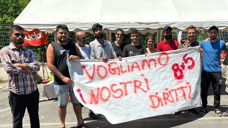 Sindacalisti Sudd Cobas e lavoratori soddisfatti per l’accordo al ricamificio Luisa