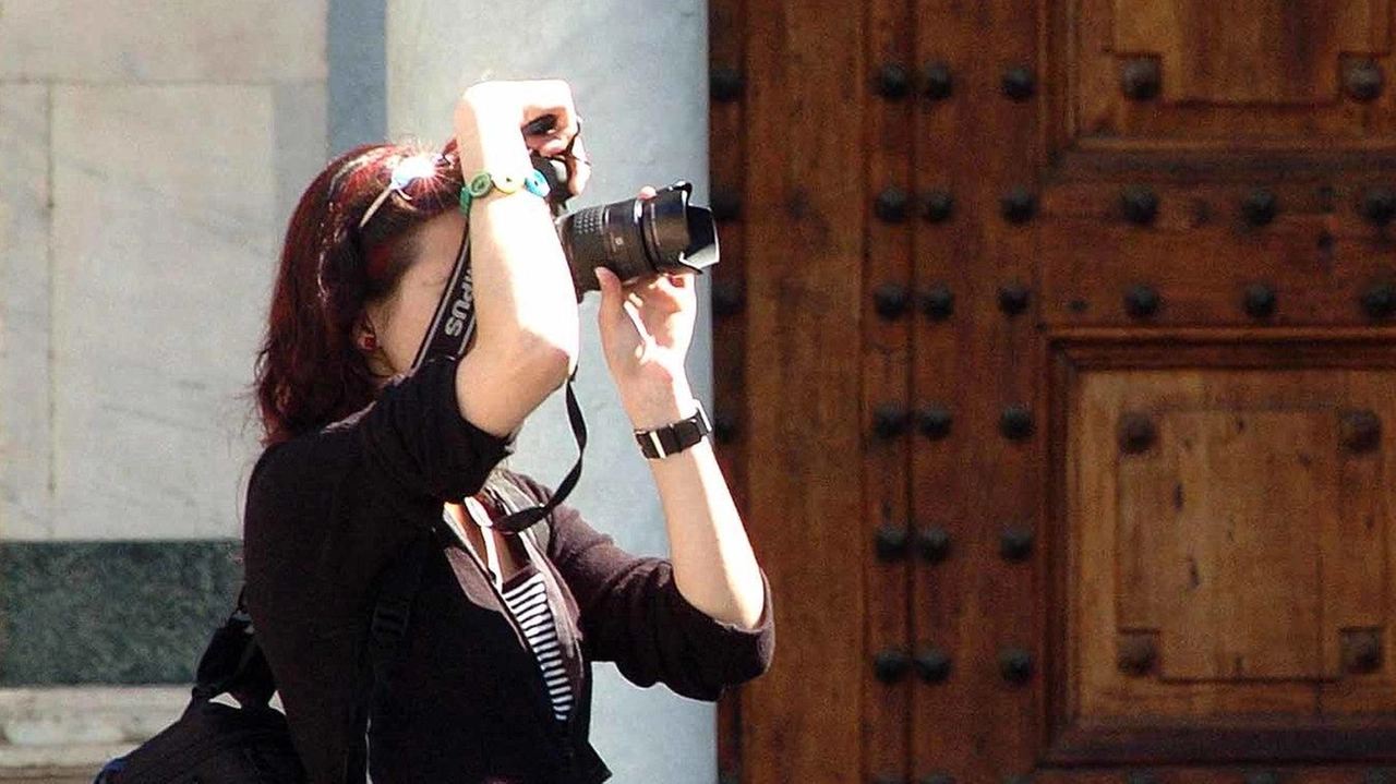 Macchina fotografica per immortalare gli scorci più belli della città Una turista in centro a Pistoia (Archivio FotoCastellani) Macchina fotografica per immortalare gli scorci più belli della città Una turista in centro a Pistoia (Archivio FotoCastellani)