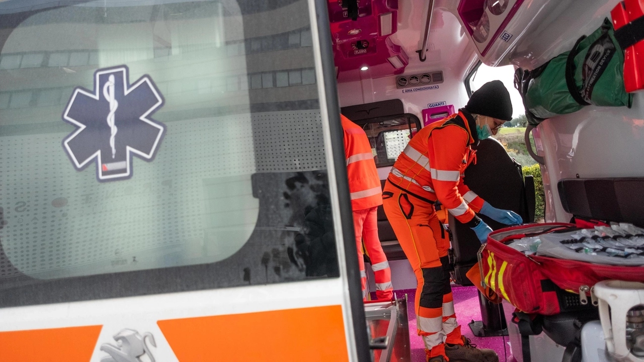 Infermiera sistema l'attrezzatura sanitaria a bordo dell'ambulanza (Ansa) Infermiera sistema l'attrezzatura sanitaria a bordo dell'ambulanza (Ansa)