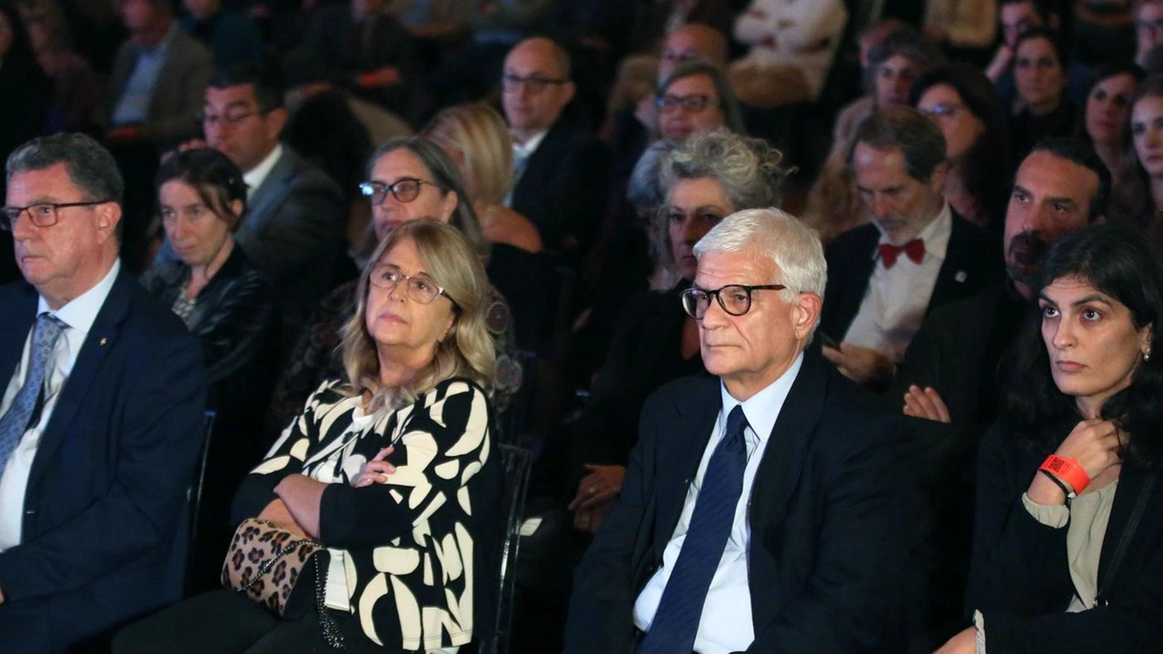 La città rende omaggio in Palazzo Vecchio ai suoi ’ambasciatori’. Premiate altrettante personalità del mondo scientifico e culturale . La città rende omaggio in Palazzo Vecchio ai suoi ’ambasciatori’. Premiate altrettante personalità del mondo scientifico e culturale .