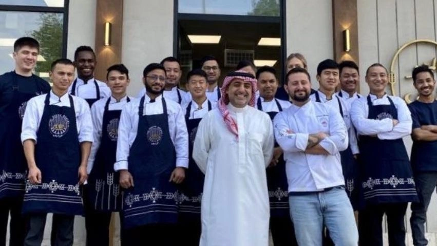 Il celebre panificatore, dopo il successo in tutta Europa e la società in Russia approda nel Golfo Persico dove apre Rustic bakery, forno di specialità italiane. Il celebre panificatore, dopo il successo in tutta Europa e la società in Russia approda nel Golfo Persico dove apre Rustic bakery, forno di specialità italiane.