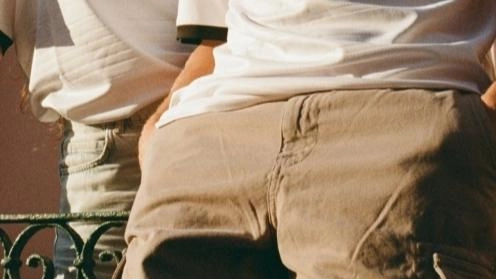 A sinistra, le nuove maglie e, a destra, il particolare della frase identitaria