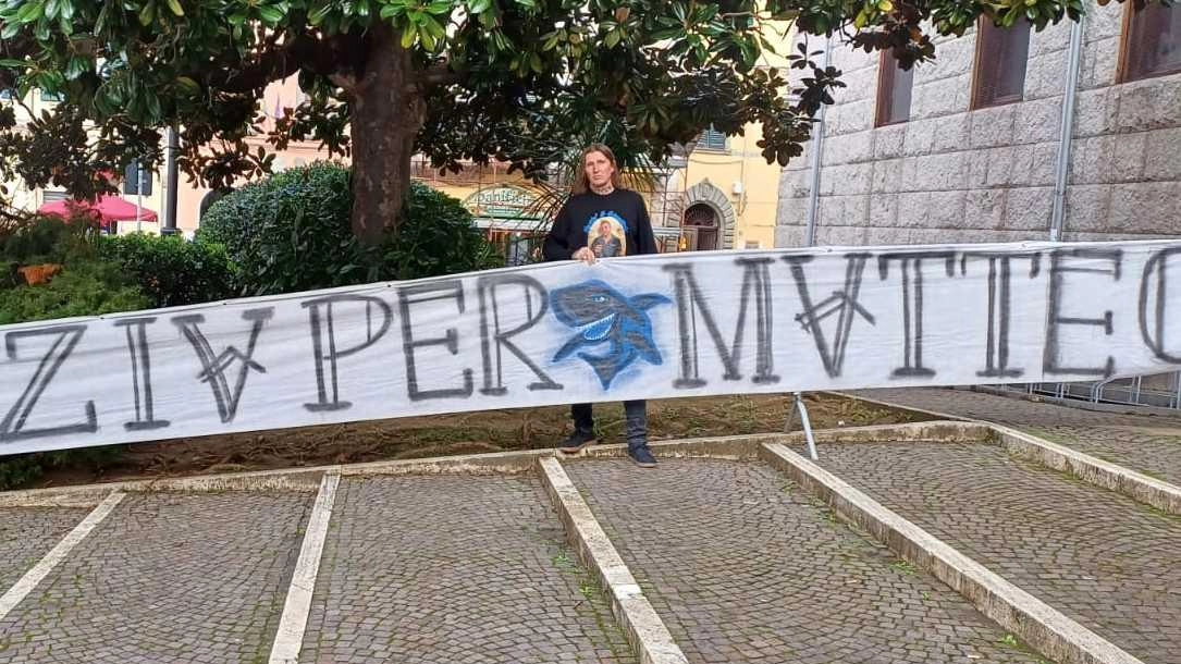 Lo striscione fuori dal tribunale e babbo Carlo Grilli Lo striscione fuori dal tribunale e babbo Carlo Grilli