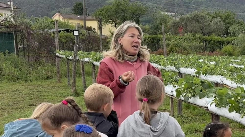 Benedetta Salutini nel suo campo con i bambini della scuola di Nazzano Benedetta Salutini nel suo campo con i bambini della scuola di Nazzano