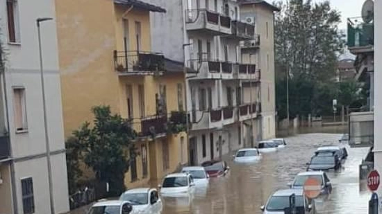 Oggi alle 18,30 i cittadini hanno organizzato una fiaccolata: ritrovo in piazza Bini Oggi alle 18,30 i cittadini hanno organizzato una fiaccolata: ritrovo in piazza Bini