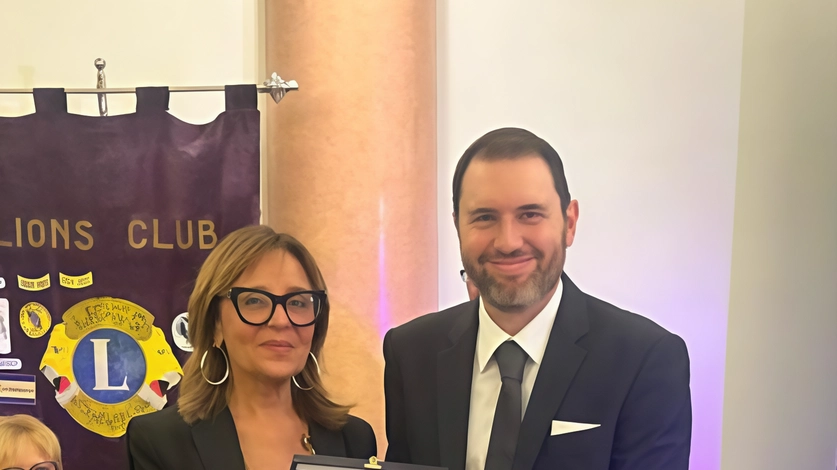 Tre studenti del "G. Marcelli" di Foiano della Chiana vincono borse di studio del Lions Club Cortona Valdichiana Host. Premio intitolato a Giuseppe Taranto per valori di altruismo. Cerimonia celebrativa a Farneta. Tre studenti del "G. Marcelli" di Foiano della Chiana vincono borse di studio del Lions Club Cortona Valdichiana Host. Premio intitolato a Giuseppe Taranto per valori di altruismo. Cerimonia celebrativa a Farneta.