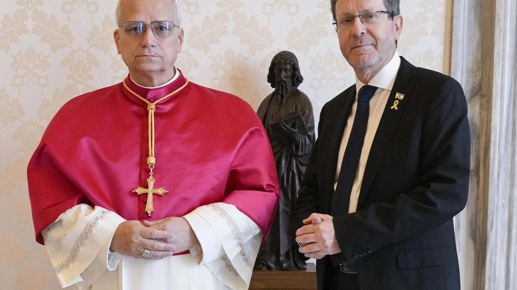 "Nel corso dei cordiali colloqui con il Santo Padre e in Segreteria di Stato, è stata affrontata la situazione politica... "Nel corso dei cordiali colloqui con il Santo Padre e in Segreteria di Stato, è stata affrontata la situazione politica...