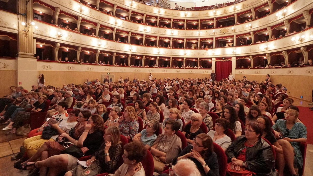 Il restauro del teatro Manzoni impone di individuare nuove soluzioni per accogliere gli spettacoli Ma già si sa che è stata scartata l’ipotesi di uscire dal territorio provinciale (foto d’archivio) Il restauro del teatro Manzoni impone di individuare nuove soluzioni per accogliere gli spettacoli Ma già si sa che è stata scartata l’ipotesi di uscire dal territorio provinciale (foto d’archivio)
