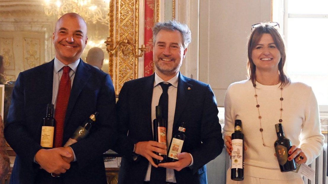 A Palazzo Orsetti con. il sindaco, gli assessori, Borella e Marialina Marcucci (Alcide) A Palazzo Orsetti con. il sindaco, gli assessori, Borella e Marialina Marcucci (Alcide)
