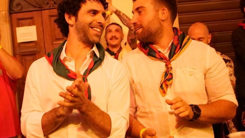I giostratori Lorenzo Vanneschi e Gabriele Innocenti. In alto, Luca Fragalà che è cresciuto a pane e Giostra:. i genitori Luciano e Marcella sono quartieristi sfegatati