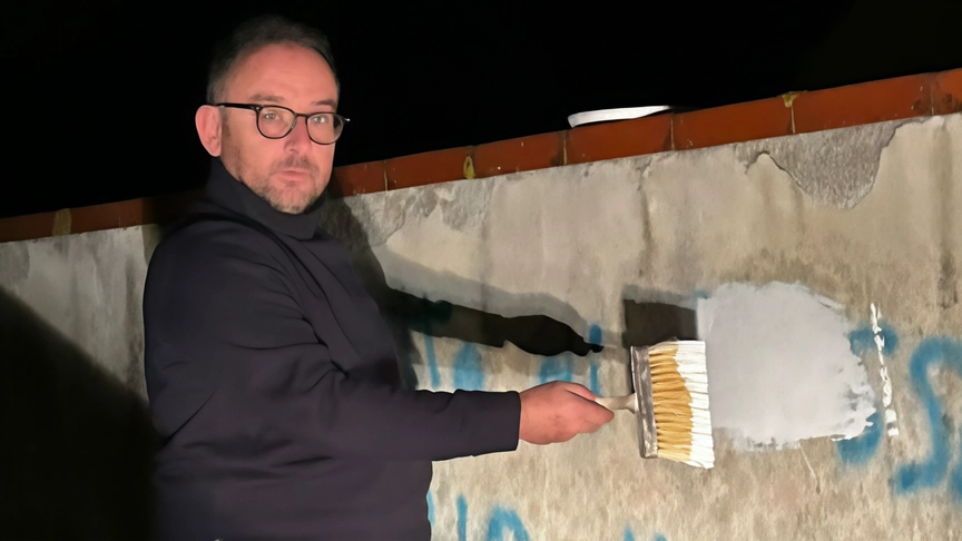 La frase offensiva segnalata dai carabinieri di Luni era su un muro di fronte a un parcheggio pubblico La frase offensiva segnalata dai carabinieri di Luni era su un muro di fronte a un parcheggio pubblico