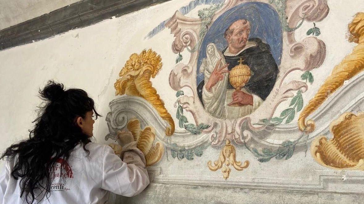 Una restauratrice all’opera nel complesso di San Niccolò che aprirà al pubblico