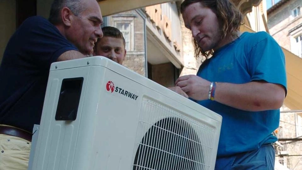 Perna, presidente Elettricisti di Cna Toscana Centro: "Tra interno ed esterno la differenza ideale è di 5 gradi. Azionare gli elettrodomestici dalle 17 in poi" . Perna, presidente Elettricisti di Cna Toscana Centro: "Tra interno ed esterno la differenza ideale è di 5 gradi. Azionare gli elettrodomestici dalle 17 in poi" .