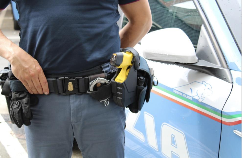 viareggio ladro bloccato col taser in mezzo ai turisti in passeggiata
