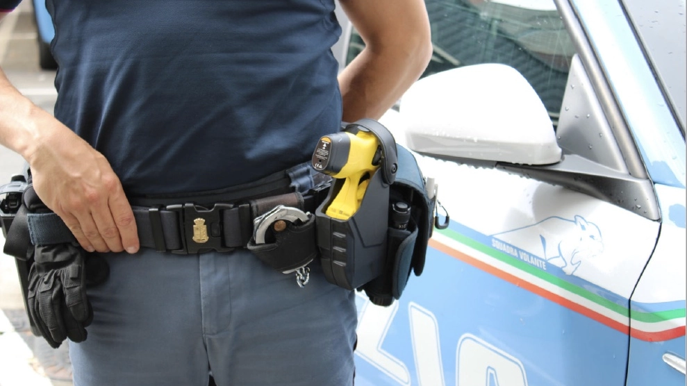 Un poliziotto con il taser Un poliziotto con il taser