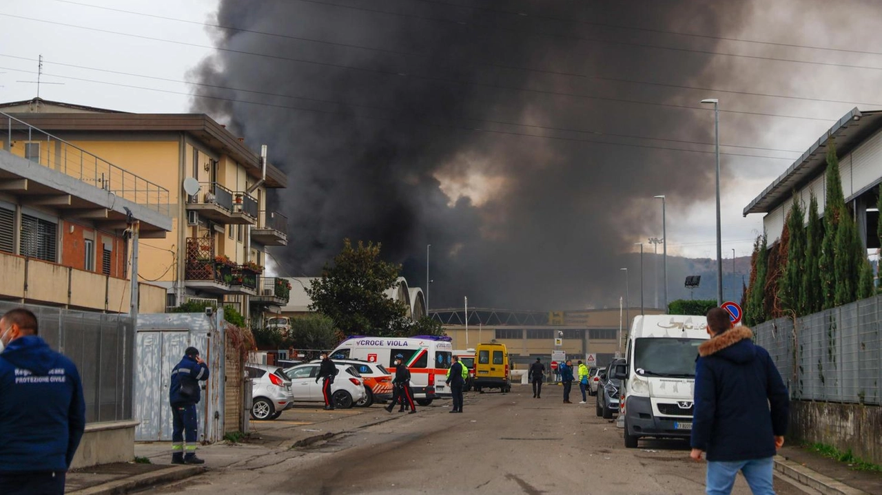 A sinistra Davide Baronti, sopra l’incendio dopo l’esplosione al deposito Eni A sinistra Davide Baronti, sopra l’incendio dopo l’esplosione al deposito Eni