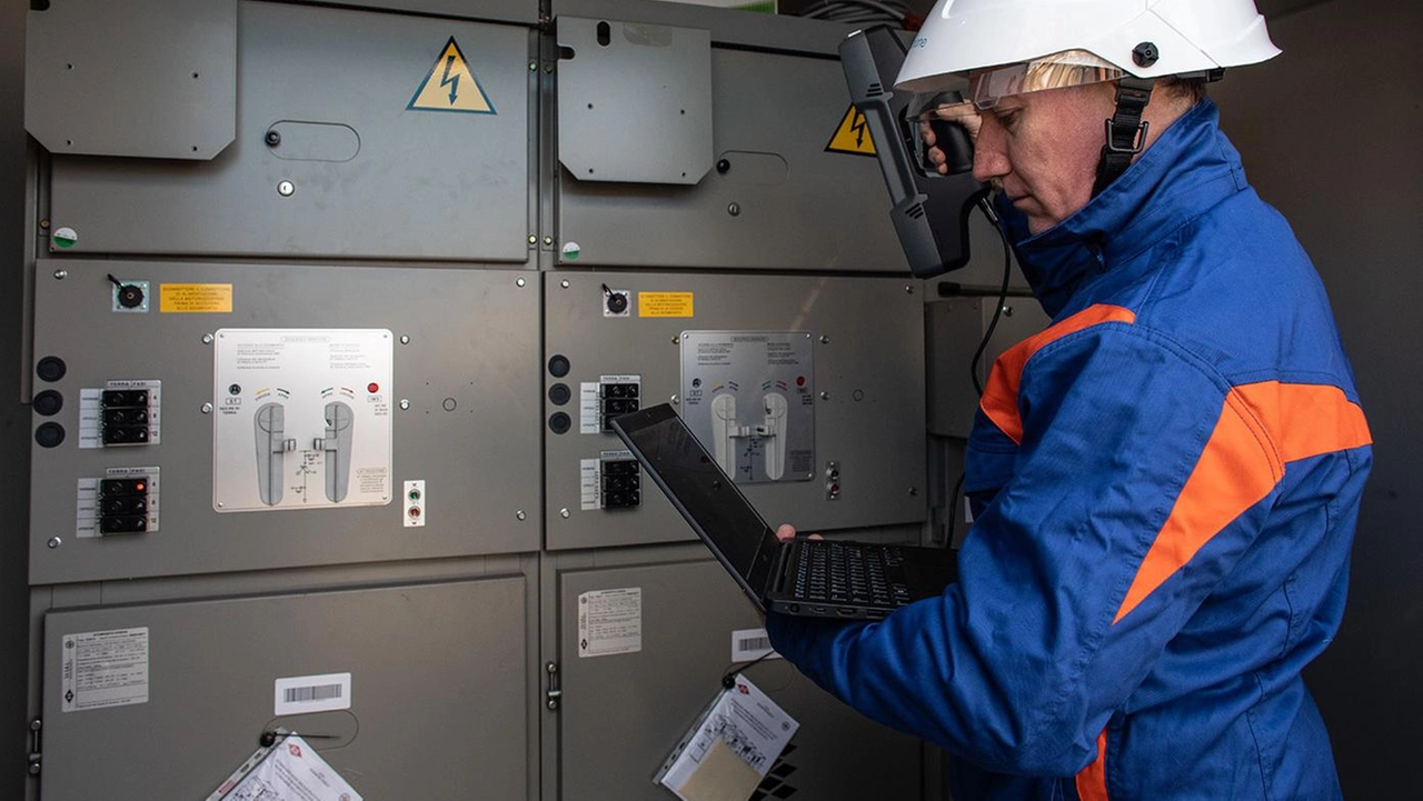 Un tecnico Enel a lavoro (Foto d'archivio) Un tecnico Enel a lavoro (Foto d'archivio)