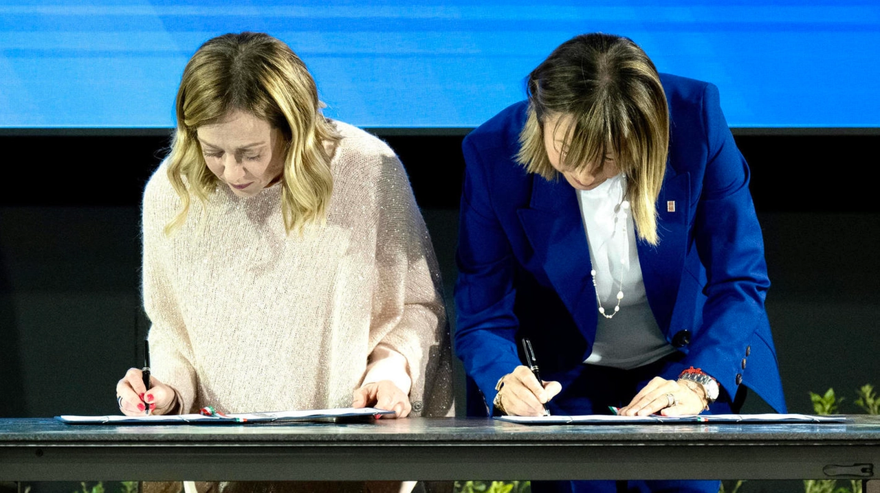 La presidente del consiglio Giorgia Meloni e la Governatrice umbra Donatella Tesei firmano l’accordo: è il marzo di quest’anno La presidente del consiglio Giorgia Meloni e la Governatrice umbra Donatella Tesei firmano l’accordo: è il marzo di quest’anno