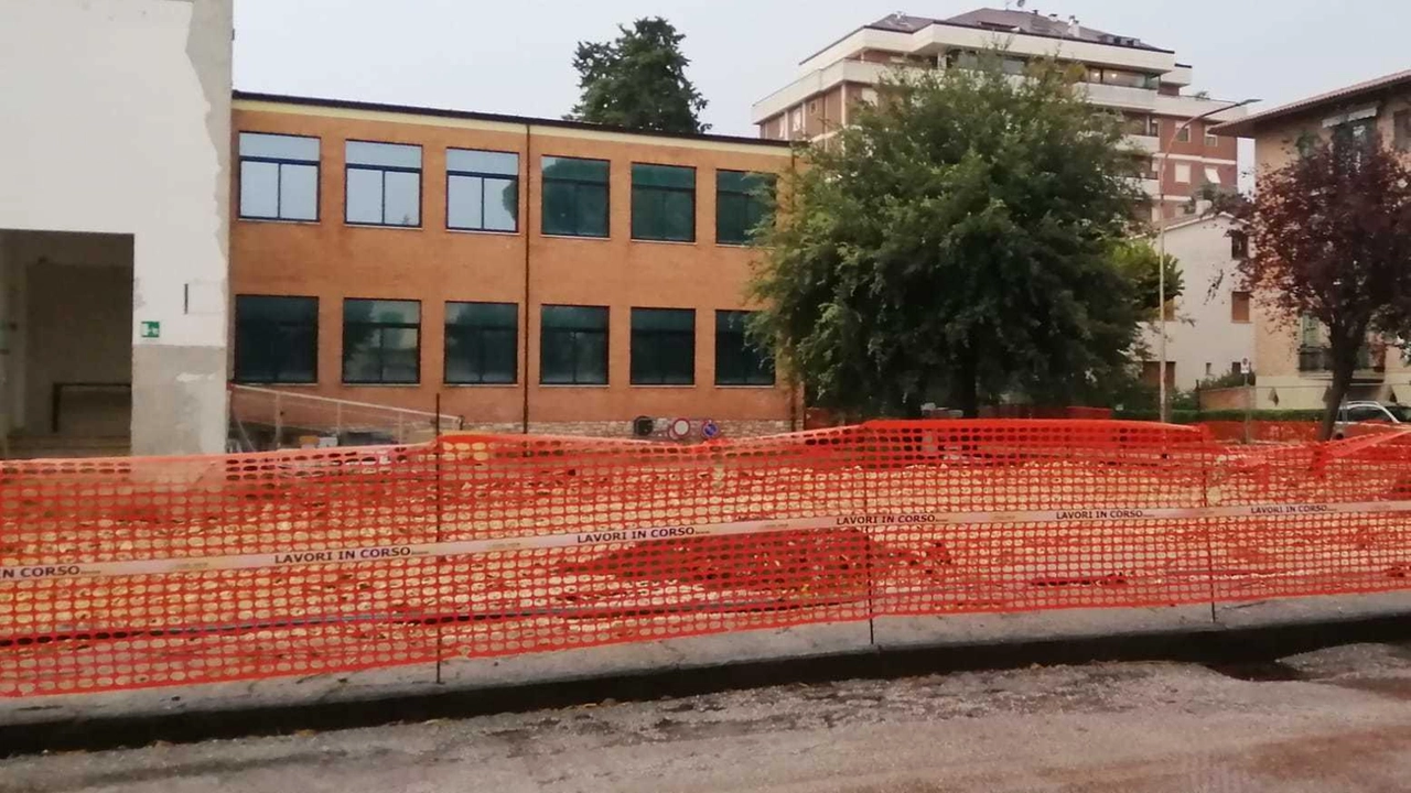 La minoranza in consiglio comunale di Bastia Umbra lamenta l'interruzione dei lavori della palestra della scuola media, iniziati e poi fermati. Critiche alla nuova amministrazione per il mancato progresso e il rischio di perdere fondi. La minoranza in consiglio comunale di Bastia Umbra lamenta l'interruzione dei lavori della palestra della scuola media, iniziati e poi fermati. Critiche alla nuova amministrazione per il mancato progresso e il rischio di perdere fondi.