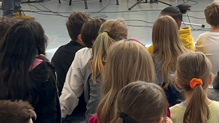 L'Orchestra Multietnica di Arezzo torna a scuola con il progetto "Sarabanda" per promuovere l'inclusione e l'intercultura attraverso la musica. L'Orchestra Multietnica di Arezzo torna a scuola con il progetto "Sarabanda" per promuovere l'inclusione e l'intercultura attraverso la musica.
