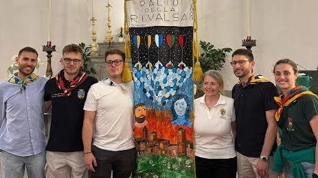 Drappo del Palio con i capitani delle contrade e presidente Proloco Drappo del Palio con i capitani delle contrade e presidente Proloco