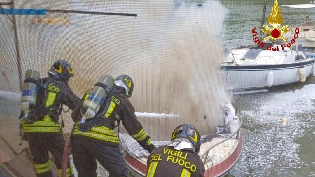 pisa barca a fuoco una persona ustionata