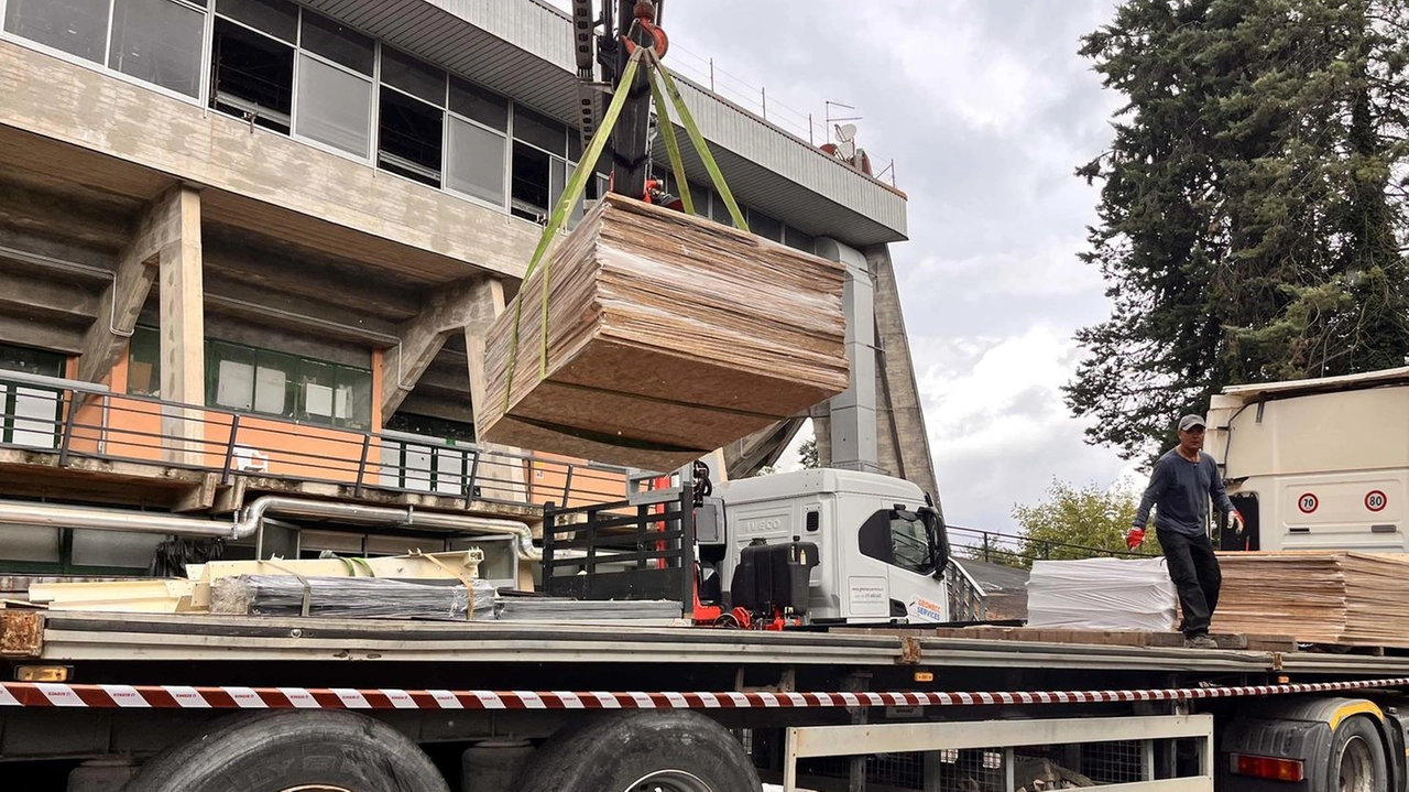 Operazioni di smontaggio al palazzetto dello sport di viale Sclavo per consentire l'utilizzo del campo centrale e delle tribune. Prossimi interventi per il recupero completo della struttura e valutazioni per la certificazione antisismica. Operazioni di smontaggio al palazzetto dello sport di viale Sclavo per consentire l'utilizzo del campo centrale e delle tribune. Prossimi interventi per il recupero completo della struttura e valutazioni per la certificazione antisismica.