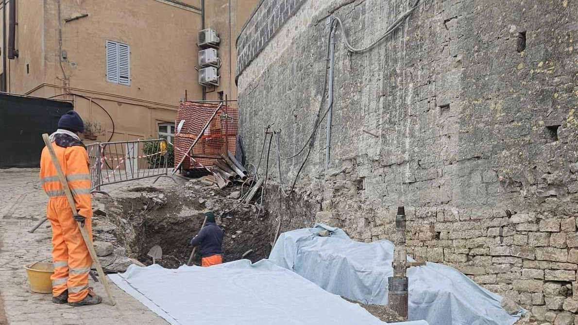 Il cantiere per realizzare l’ascensore che da via Termoli raggiunge i giardini nel centro storico di Todi Il cantiere per realizzare l’ascensore che da via Termoli raggiunge i giardini nel centro storico di Todi