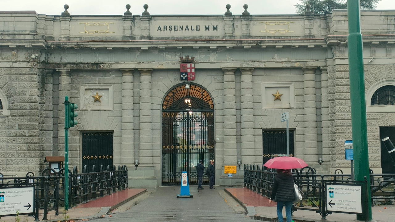Arsenale, la facciata perde pezzi: chiusa la porta principale della base