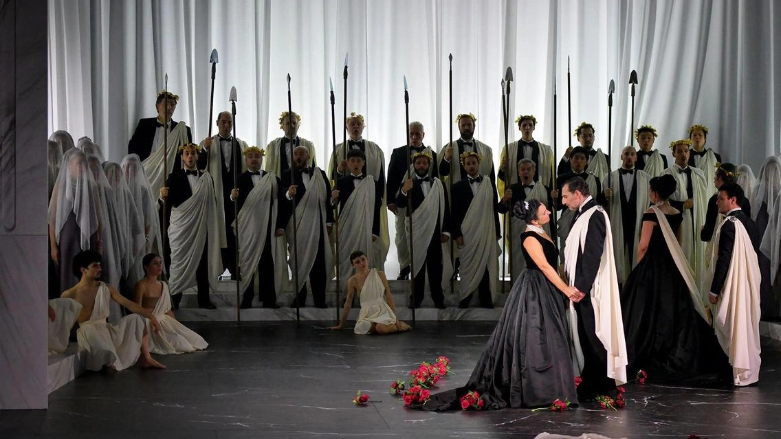 La Vestale è conosciuta al grande pubblico grazie alla memorabile interpretazione scaligera di Maria Callas e Franco Corelli, nel 1954, con la regia di Luchino Visconti, La Vestale è conosciuta al grande pubblico grazie alla memorabile interpretazione scaligera di Maria Callas e Franco Corelli, nel 1954, con la regia di Luchino Visconti,