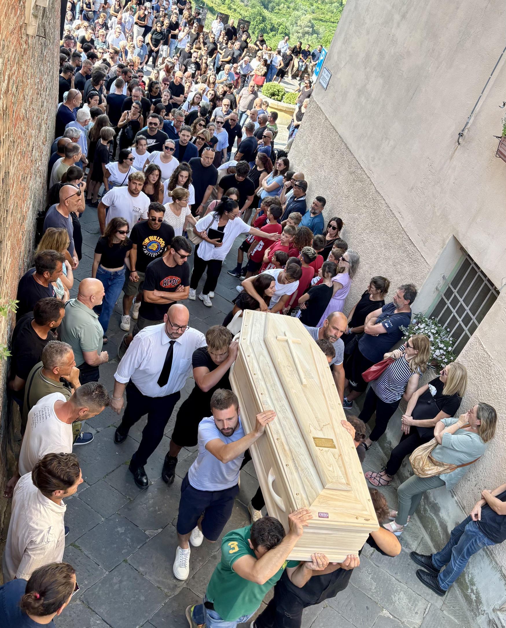 folla al funerale di morgana ciandri il tuo sorriso briller224 in eterno ciao morghi per sempre con noi