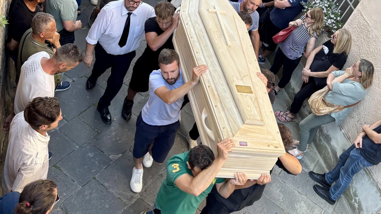 Folla al funerale di Morgana Ciandri: "Il tuo sorriso brillerà in eterno. Ciao Morghi, per sempre con noi"