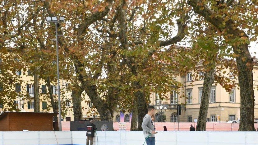 Il Comune di Lucca trasferisce la storica pista su ghiaccio da piazza Grande a piazzale Vittorio Emanuele, per valorizzare il territorio e offrire un'esperienza completa di sport e intrattenimento. Una commissione deciderà la gestione dell'area. Il Comune di Lucca trasferisce la storica pista su ghiaccio da piazza Grande a piazzale Vittorio Emanuele, per valorizzare il territorio e offrire un'esperienza completa di sport e intrattenimento. Una commissione deciderà la gestione dell'area.